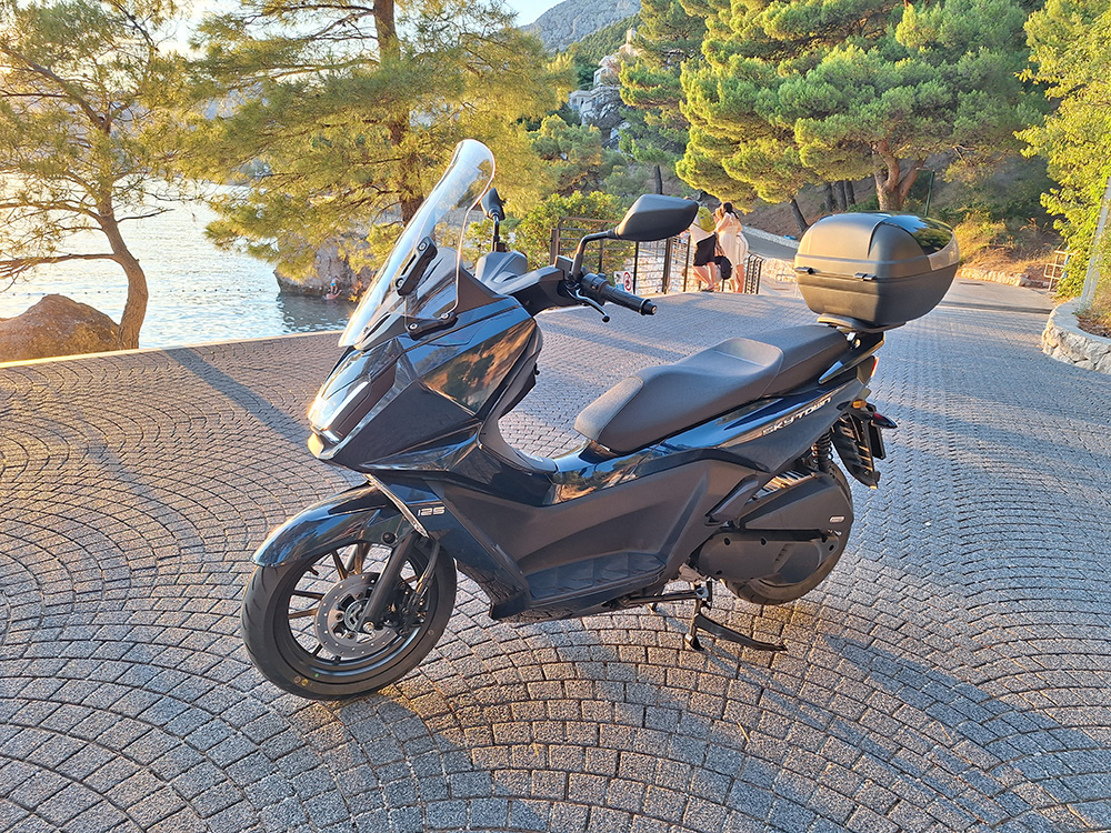 125cc maxi-scooter with topcase, two-rider